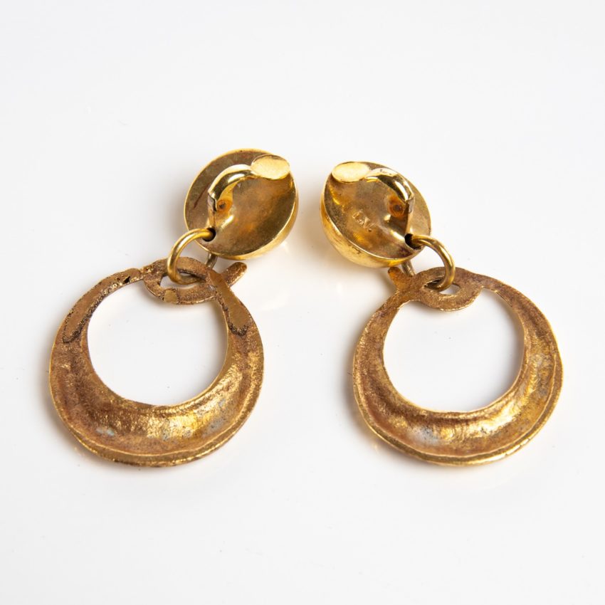 O comme oreille - paire de boucles d'oreilles en bronze doré par Line Vautrin - 06