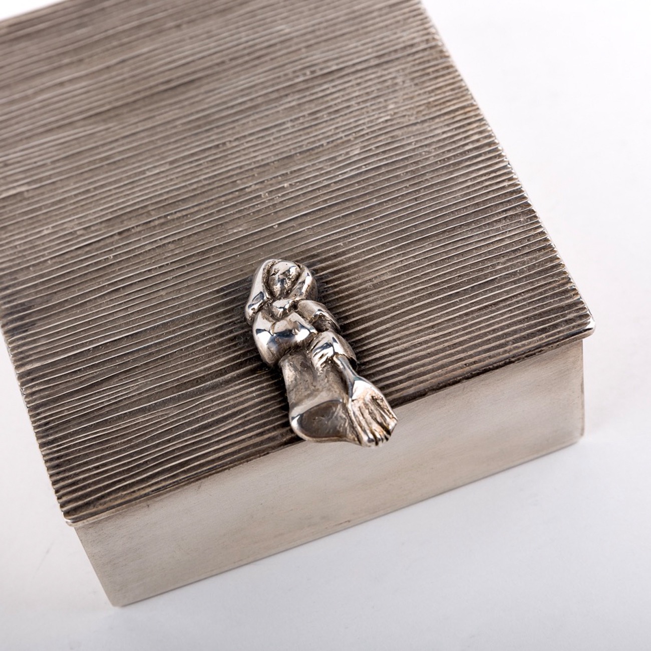 Line Vautrin 'La Balayeuse Du Sacré Coeur' Silvered Bronze Box - 02