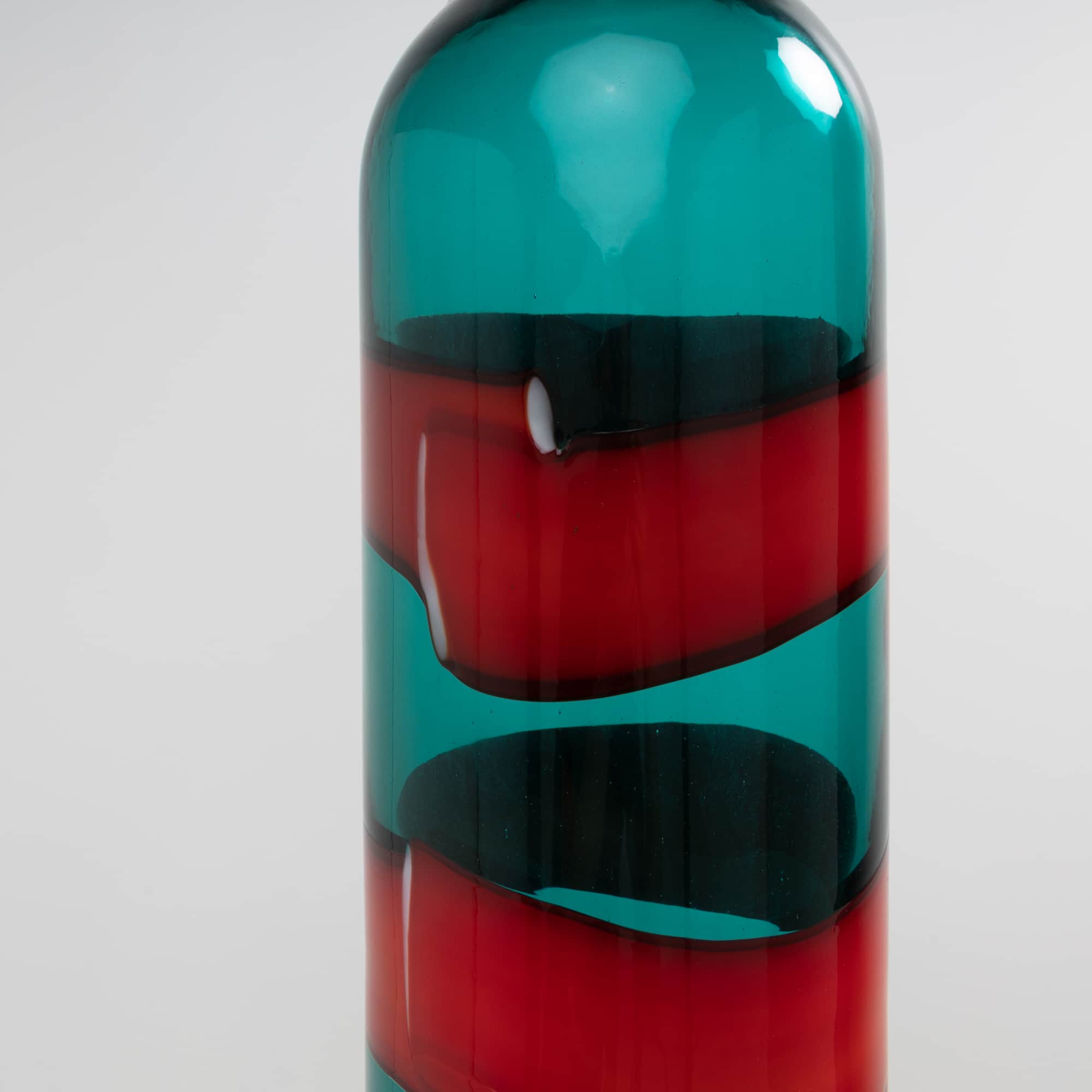 UE5_23 Bandes horizontales bouteille verte avec bande rouge Fulvio Bianconi