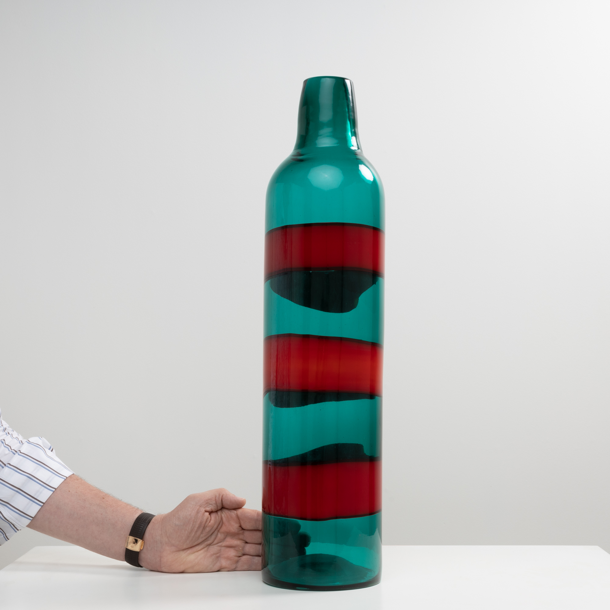 UE5_23 Bandes horizontales bouteille verte avec bande rouge Fulvio Bianconi