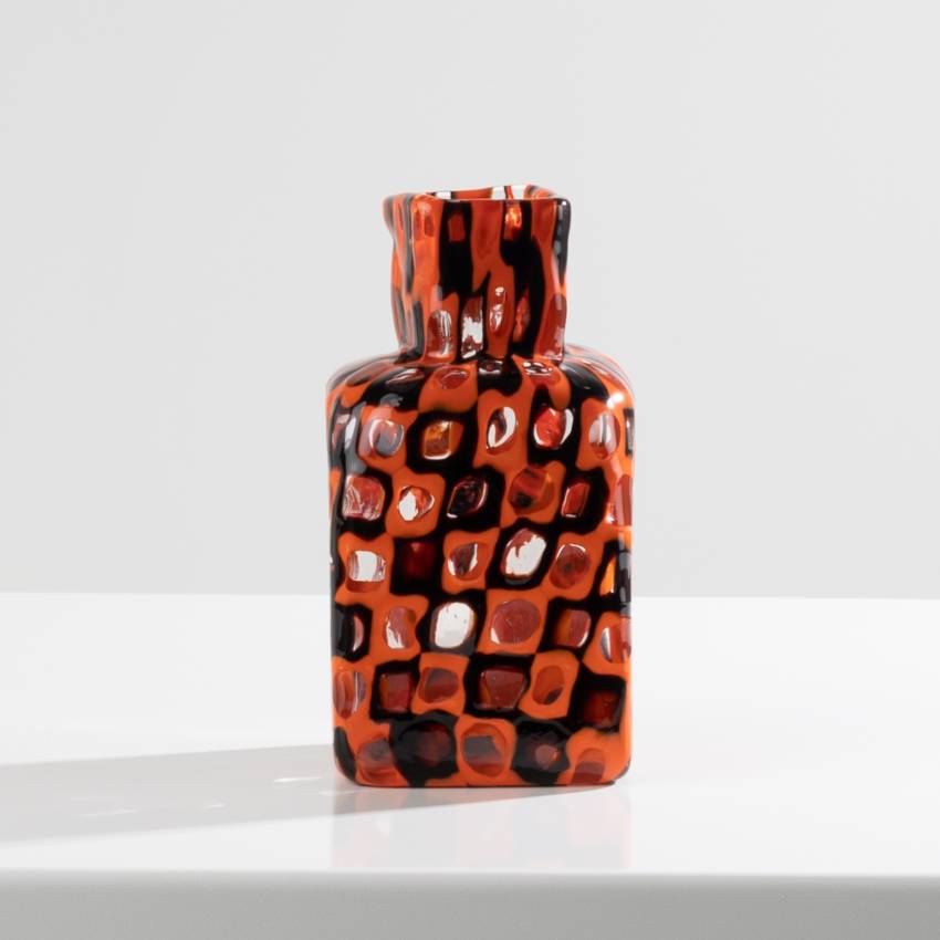 UE11_59 Occhi vase (model number 8525), red and black murrines Tobia Scarpa Venini quadrangular shaped -2
