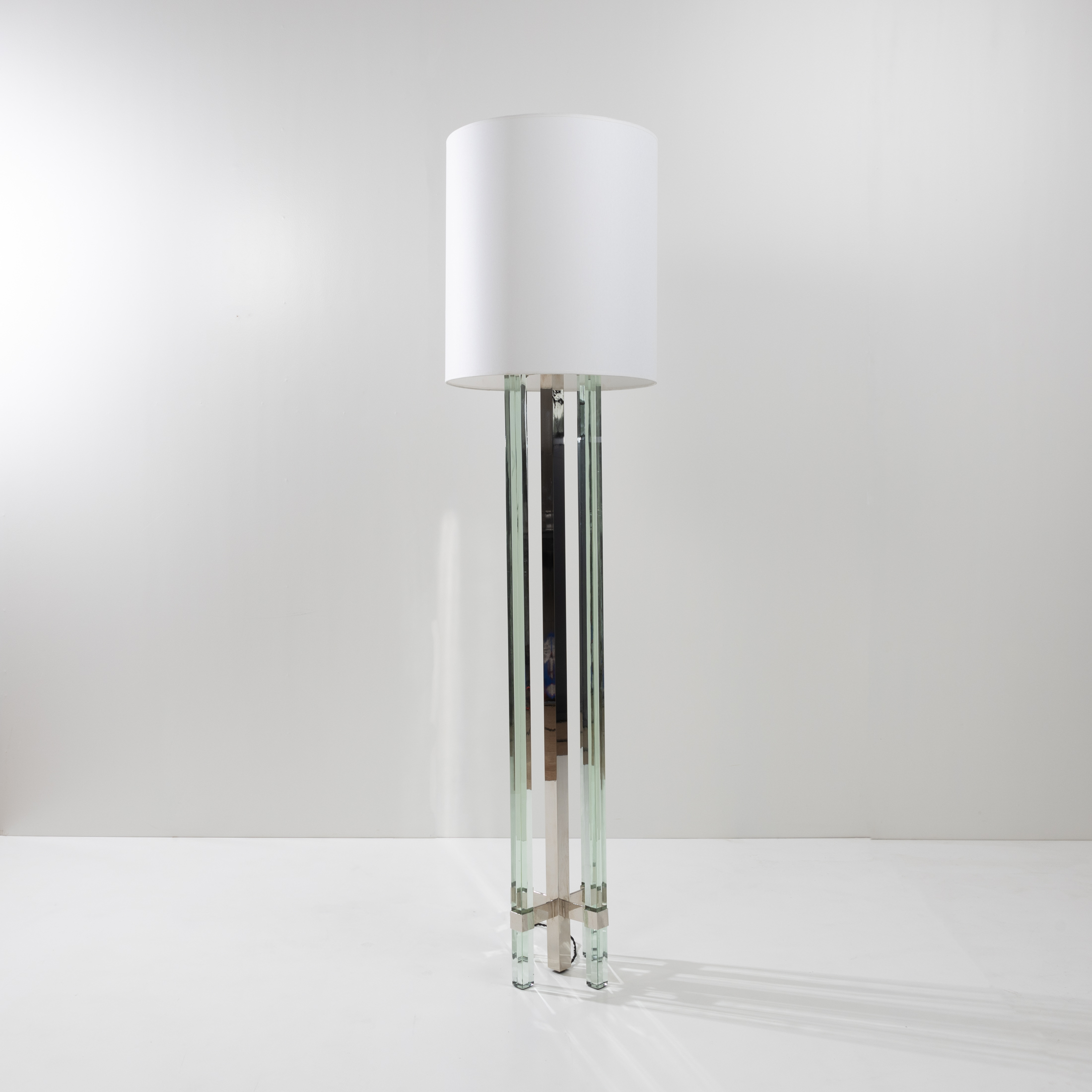 UF04_25 Floorlamp model 2576, white shantung shade - ground crystal glass columns Max Ingrand Fontana Arte -1