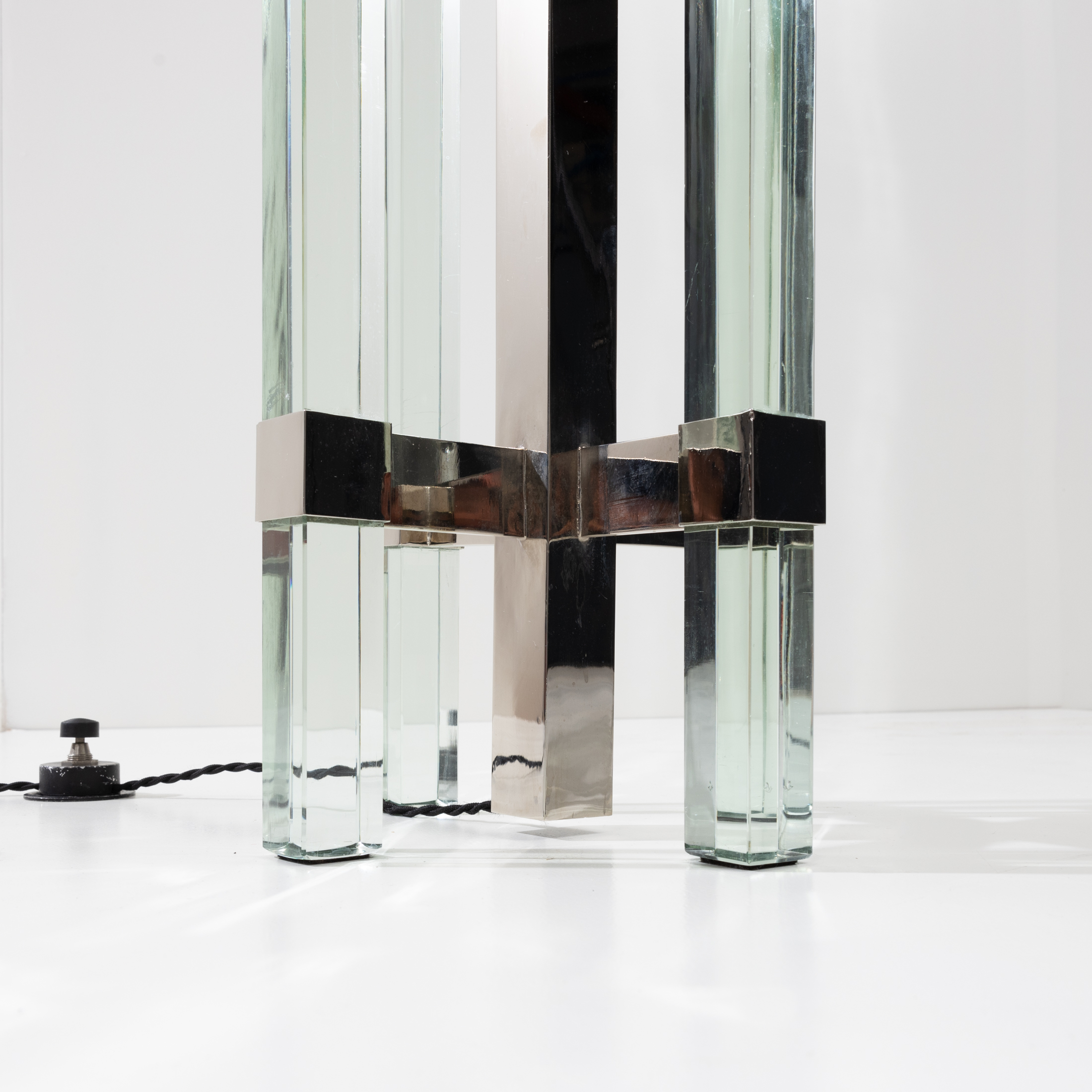 UF04_25 Floorlamp model 2576, white shantung shade - ground crystal glass columns Max Ingrand Fontana Arte -6