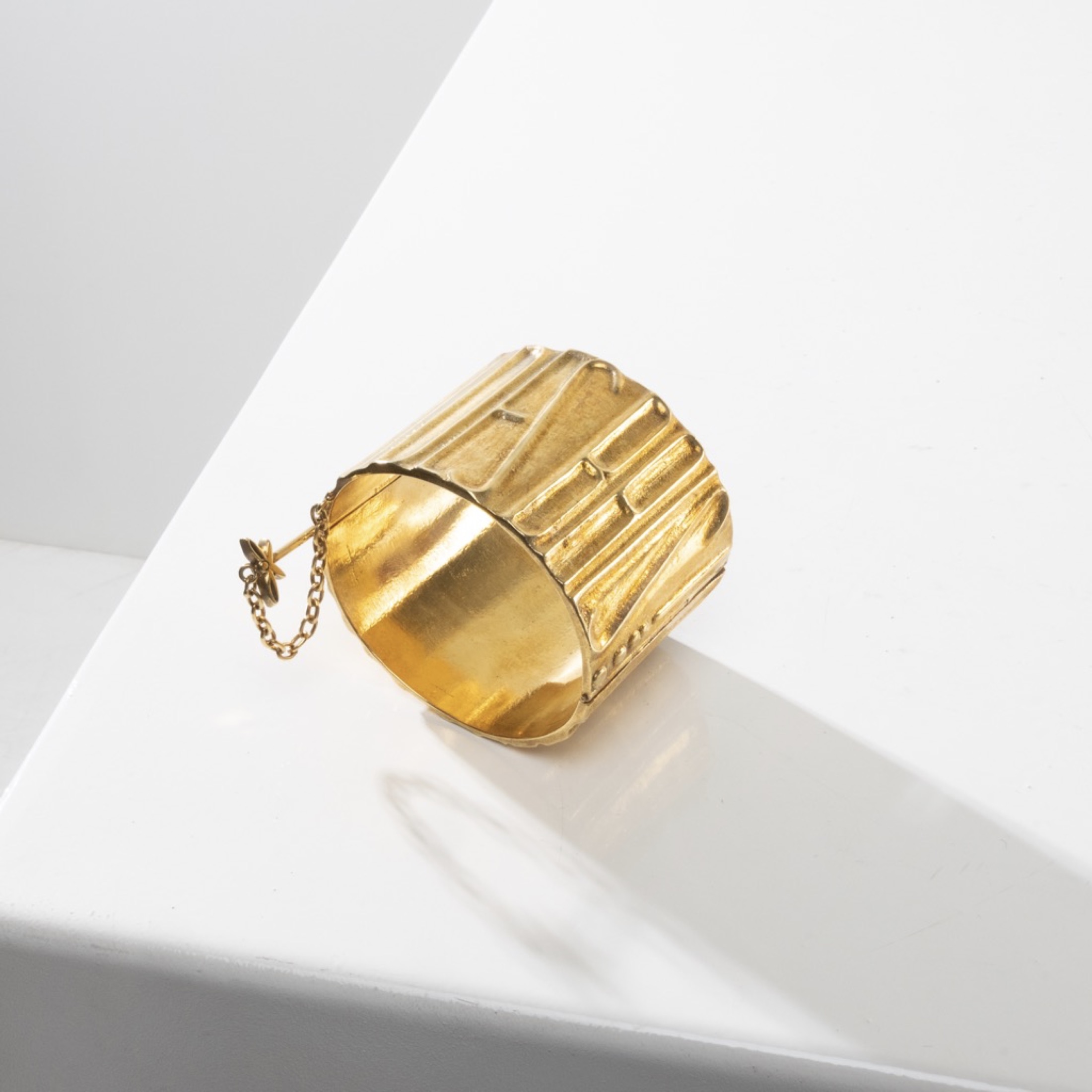De la poudre et des bals by Line Vautrin - Gilt bronze armband - 02