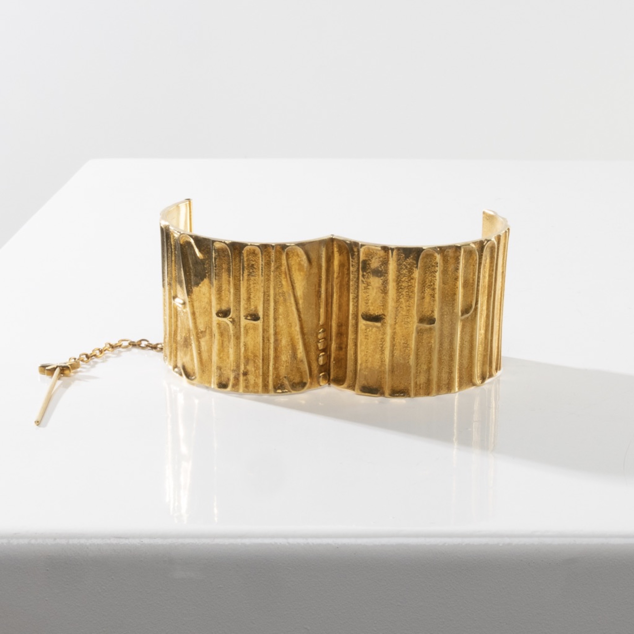 De la poudre et des bals by Line Vautrin - Gilt bronze armband - 03