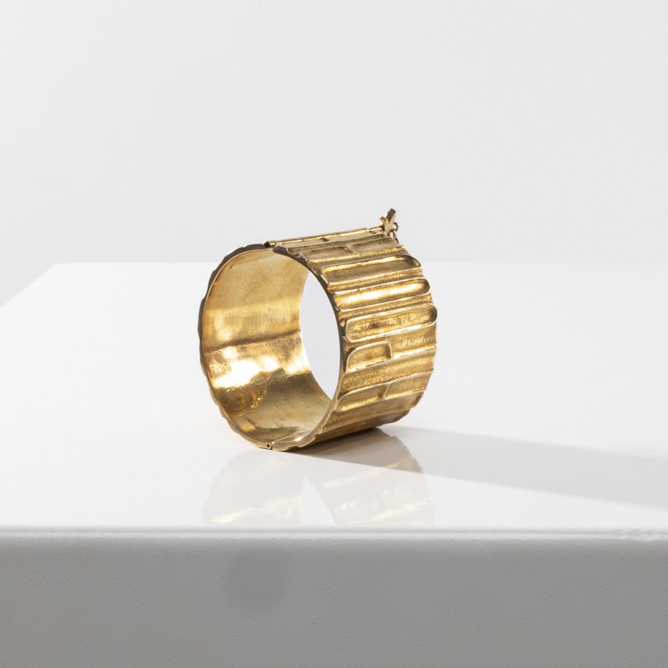 De la poudre et des bals by Line Vautrin - Gilt bronze armband - 07