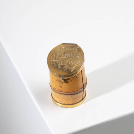 Idleness is the mother of all vices by Line Vautrin - Natural bamboo inkwell. The gilded bronze lid is finely carved with a rebus, the bamboo interior houses a small glass receptacle - IMG_023