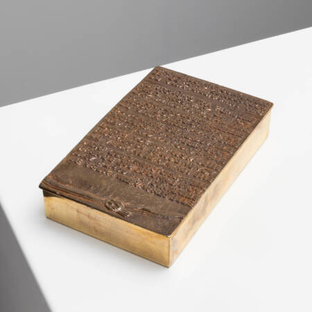 Large gilded bronze box the lid engraved with a poem by Jean Passerat and a turtledove placed on a pleated fabric LINE VAUTRIN IMG_001 4X4 _ IMG