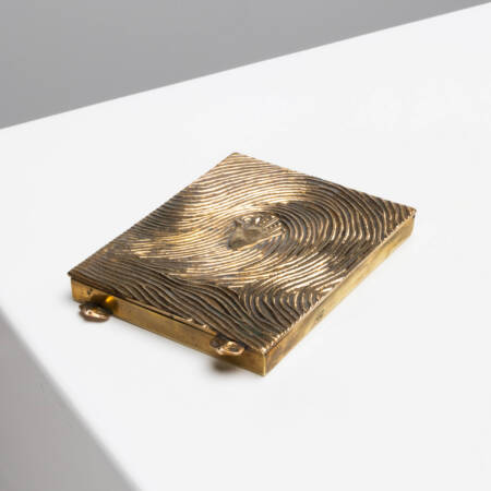 Empreinte footprint poudrier en bronze argenté by Line Vautrin.
Powder compact with a highly chiseled lid representing a hand located in the center of a fingerprint